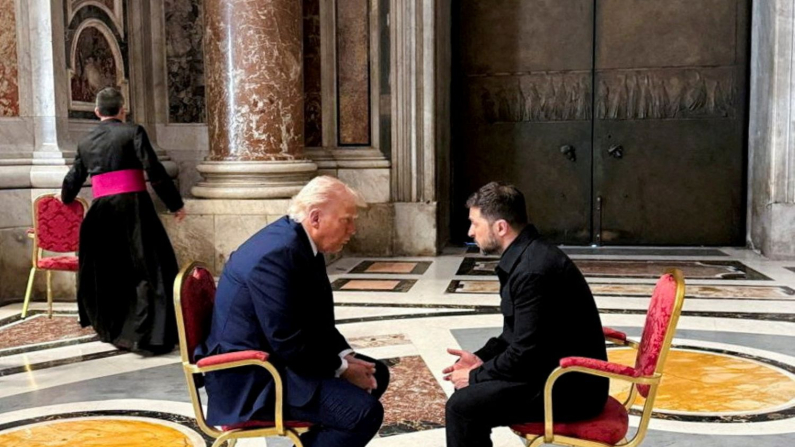 Il presidente ucraino Volodymyr Zelensky e il presidente degli Stati Uniti Donald Trump si incontrano durante il funerale di Papa Francesco in Vaticano, il 26 aprile 2025. (Servizio stampa presidenziale ucraino/Reuters)