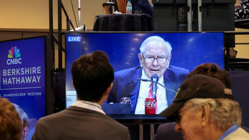 Warren Buffett, presidente e Ceo della Berkshire Hathaway, annuncia il suo ritiro entro la fine dell’anno (immagini di archivio di Reuters)