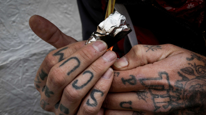 James "Sleaze" Morgan fuma fentanyl in polvere in un vicolo a Columbus, Ohio, Stati Uniti, 20 novembre 2024. Foto: REUTERS/Shannon Stapleton/Foto d'archivio