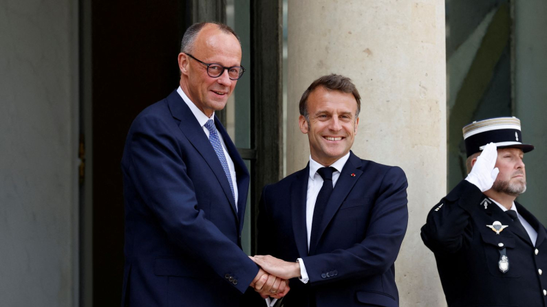 Il presidente francese Emmanuel Macron stringe la mano al neoeletto cancelliere tedesco Friedrich Merz al suo arrivo all'Eliseo, a Parigi, Francia, il 7 maggio 2025. (REUTERS/Stephanie Lecocq)
