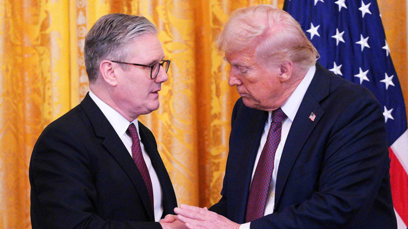 Il primo ministro britannico Keir Starmer e il presidente degli Stati Uniti Donald Trump si stringono la mano durante una conferenza stampa nella East Room della Casa Bianca, 27 febbraio 2025 a Washington. Foto: Carl Court/Pool via REUTERS/File Photo