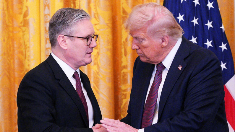 Il primo ministro britannico Keir Starmer e il presidente degli Stati Uniti Donald Trump si stringono la mano durante una conferenza stampa congiunta nella Sala Est della Casa Bianca, il 27 febbraio 2025 a Washington, D.C., Stati Uniti. (Carl Court/REUTERS)
