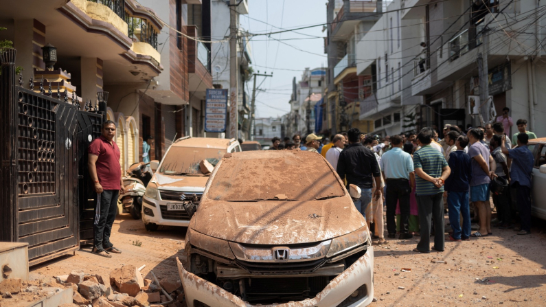 Persone per strada in un quartiere di Rehari, Pakistan, Jammu 10 maggio 2025 (foto REUTERS/Adnan Abidi).