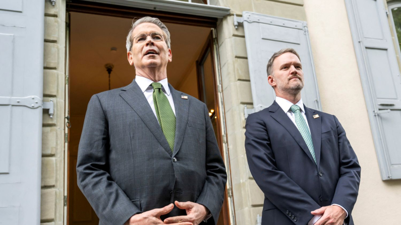 Il ministro del Tesoro statunitense Scott Bessent e il rappresentante per il Commercio degli Stati Uniti Jamieson Greer si rivolgono ai media dopo i colloqui commerciali con la Cina a Ginevra, Svizzera, 11 maggio 2025. (Keystone/EDA/Martial Trezzini/REUTERS)
