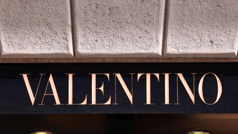 Il logo della casa di moda Valentino all'esterno di un negozio a Milano, Italia, 8 aprile 2024. (REUTERS/Claudia Greco)