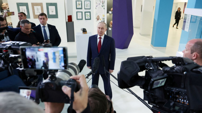 Il presidente russo Putin incontra i giornalisti dopo una telefonata con il presidente Trump, Krasnodar, Russia, 19 maggio 2025. (Sputnik/Vyacheslav Prokofyev/REUTERS)

