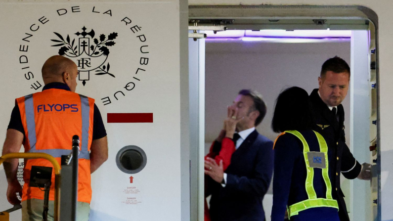 
Il presidente Macron mentre viene colpito in volto dalla moglie Brigitte Macron, all'aeroporto internazionale di Noi Bai, ad Hanoi, Vietnam, il 25 maggio 2025. (REUTERS/Chalinee Thirasupa)