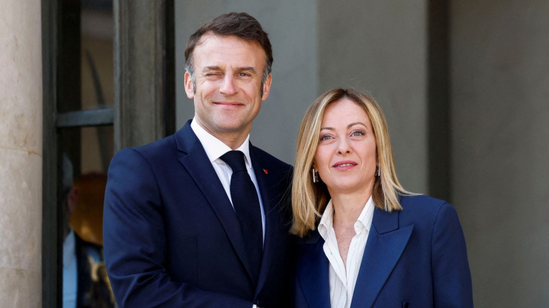 Il presidente francese Emmanuel Macron accoglie il primo ministro italiano Giorgia Meloni al Palazzo dell'Eliseo a Parigi, Francia, 27 marzo 2025. (REUTERS/Sarah Meyssonnier)