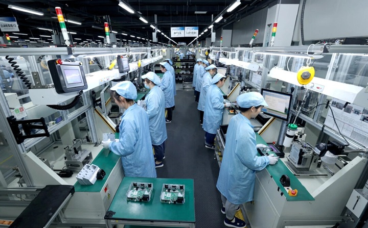 Operai al lavoro in una fabbrica a Suqian, provincia di Jiangsu, Cina, il 9 aprile 2025. Foto: China Daily tramite Reuters