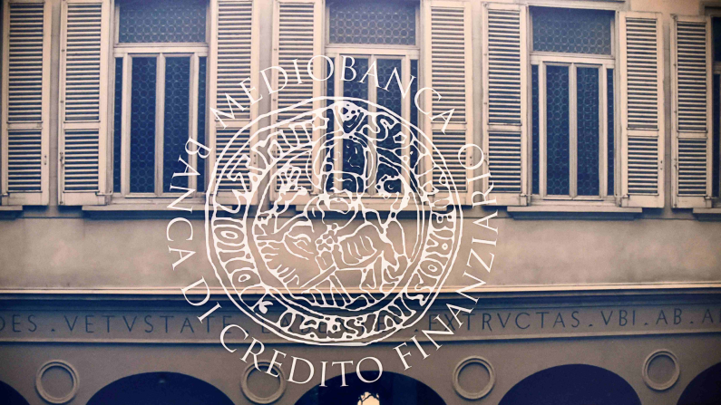 Il logo di Mediobanca in evidenza. Nello sfondo la sede di Mediobanca a Milano, Italia, 12 novembre 2019. REUTERS/Flavio Lo Scalzo/File Photo
