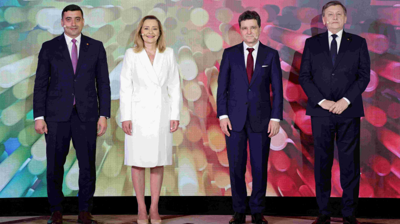 I candidati alla presidenza George Simion, Elena Lasconi, Nicusor Dan e Crin Antonescu a Bucarest, Romania, il 28 aprile 2025. Inquam Photos/Octav Ganea tramite REUTERS