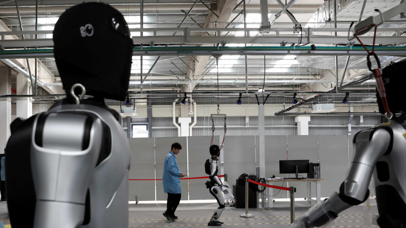 Un robot umanoide in movimento presso la fabbrica AgiBot a Shanghai, Cina , 20 marzo 2025. REUTERS/Florence Lo