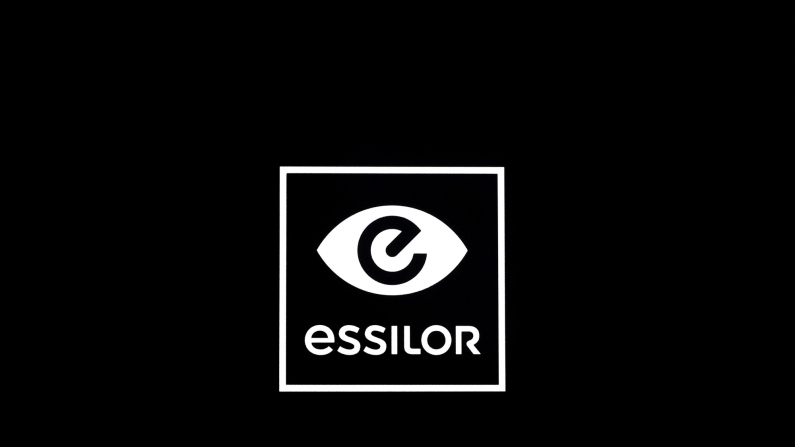 FOTO D'ARCHIVIO: Il logo di Essilor è esposto nello spazio espositivo di EssilorLuxottica al SILMO di Villepinte, vicino a Parigi, Francia, il 24 settembre 2022. REUTERS/Benoit Tessier/Foto d'archivio