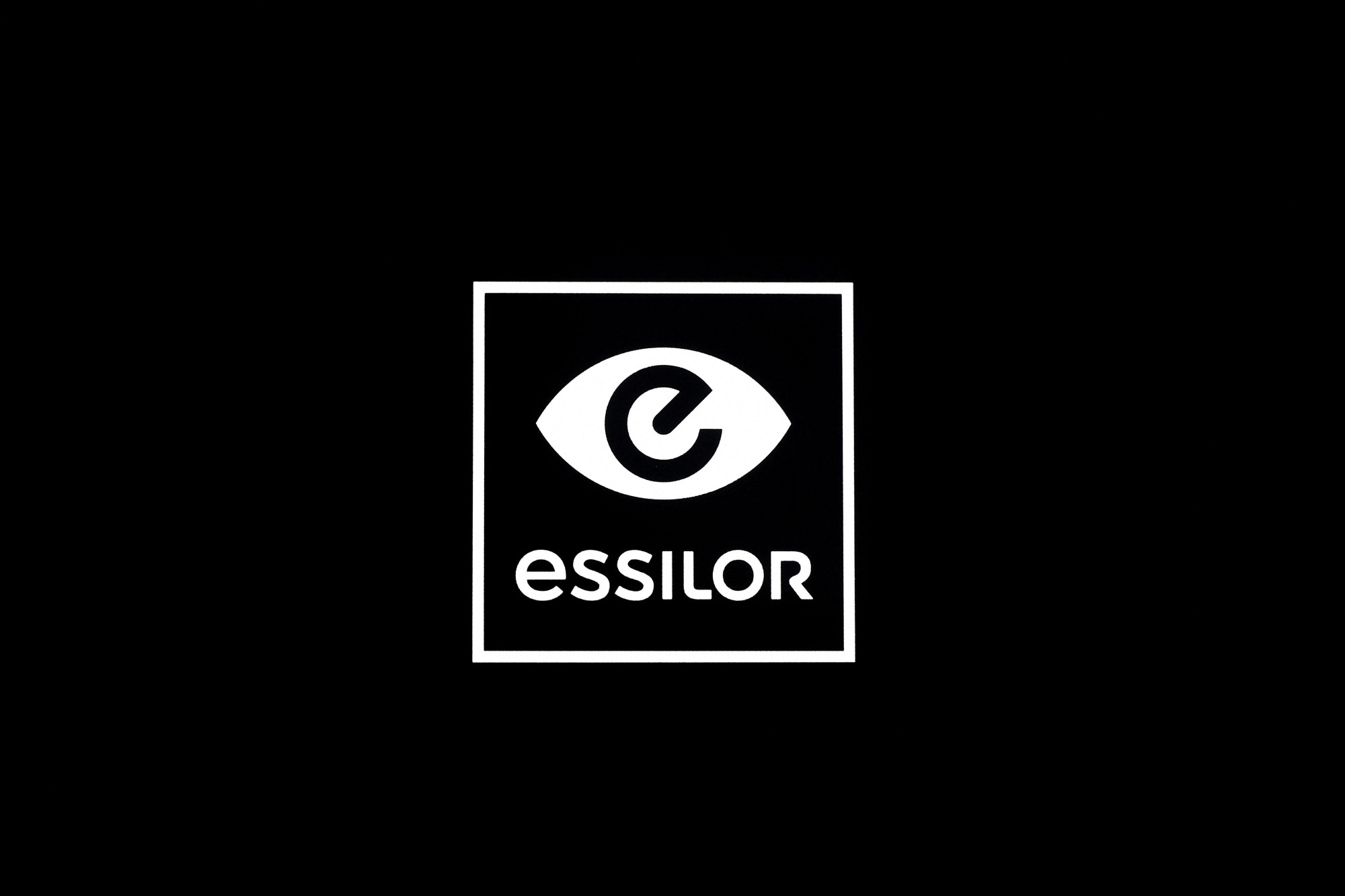 EssilorLuxottica acquista le cliniche oculistiche Optegra