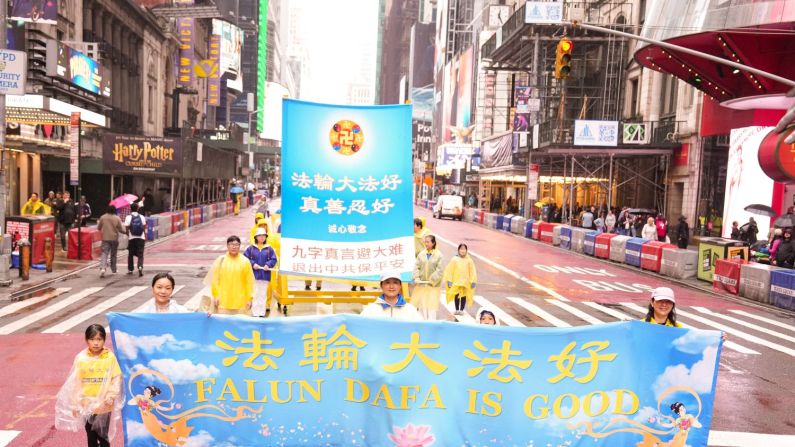 I praticanti del Falun Gong prendono parte a una parata per celebrare la Giornata mondiale del Falun Dafa e chiedere la fine della persecuzione in Cina, a New York, il 9 maggio 2025. (Larry Dye/The Epoch Times)
