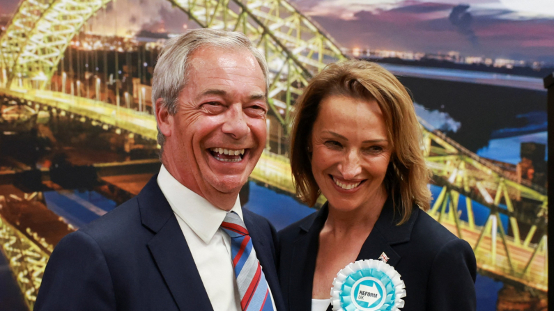 Il leader del partito riformista Nigel Farage e la candidata Sarah Pochin alle elezioni suppletive di Runcorn e Helsby all'Halton Stadium di Widnes, in Gran Bretagna, il 2 maggio 2025. Foto: REUTERS/Phil Nobile