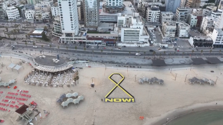 Nastro giallo sulla spiaggia di Tel Aviv in ricordo degli ostaggi nel giorno dell’indipendenza