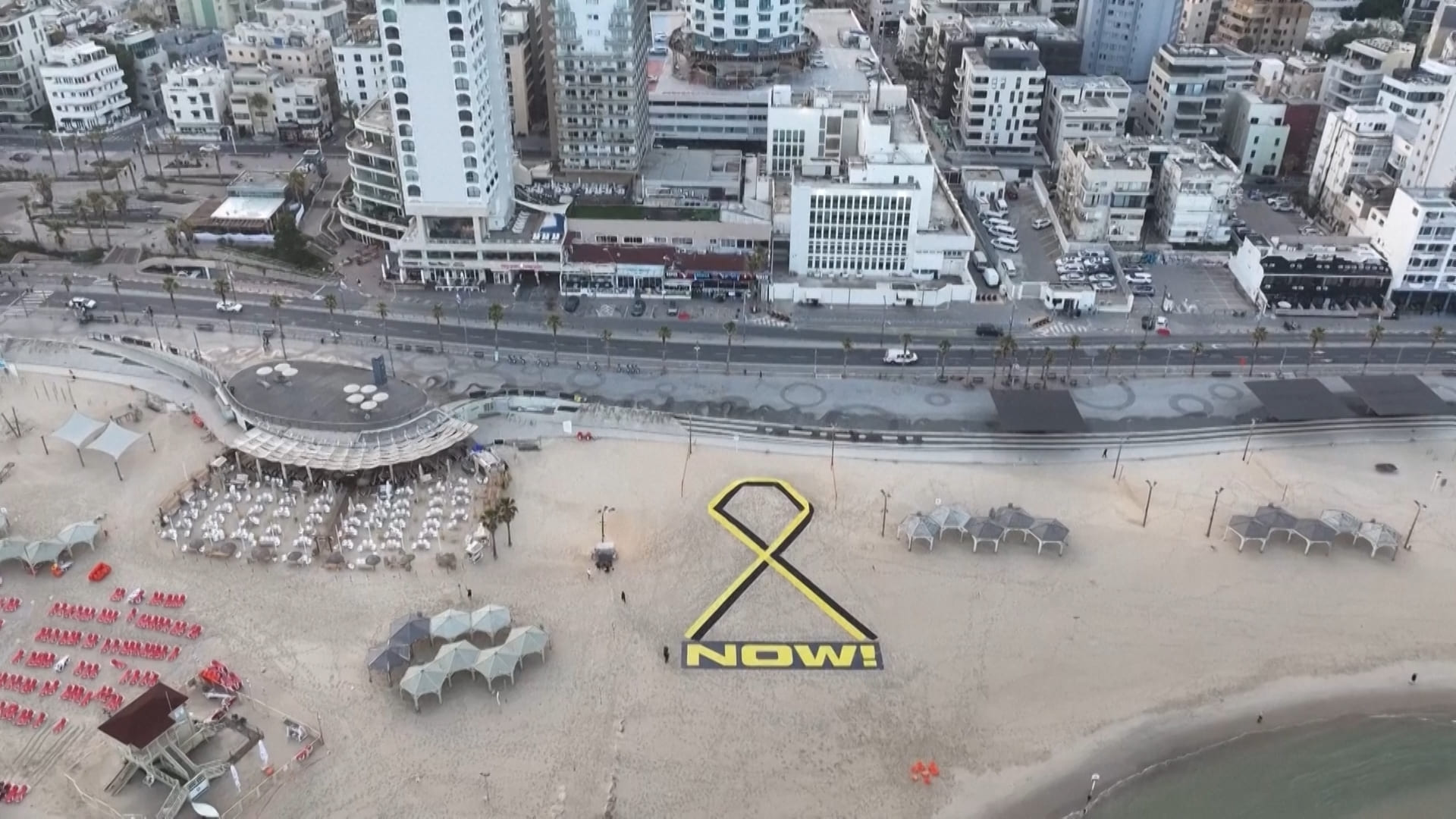 Nastro giallo sulla spiaggia di Tel Aviv in ricordo degli ostaggi nel giorno dell’indipendenza