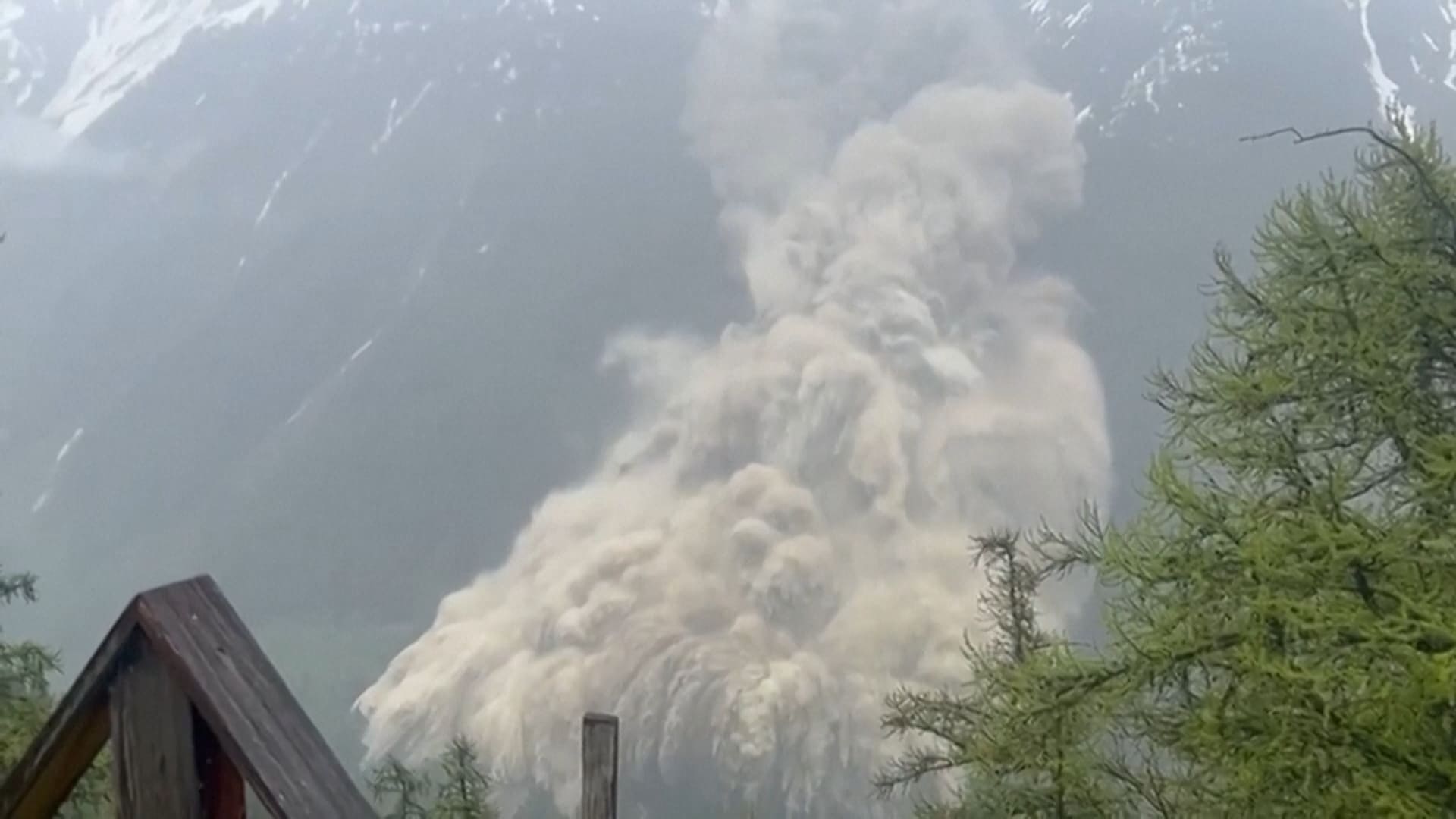 Crollo di un ghiacciaio in Svizzera seppellisce un villaggio