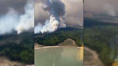 Colonne di fumo si alzano dagli incendi nella provincia canadese del Manitoba