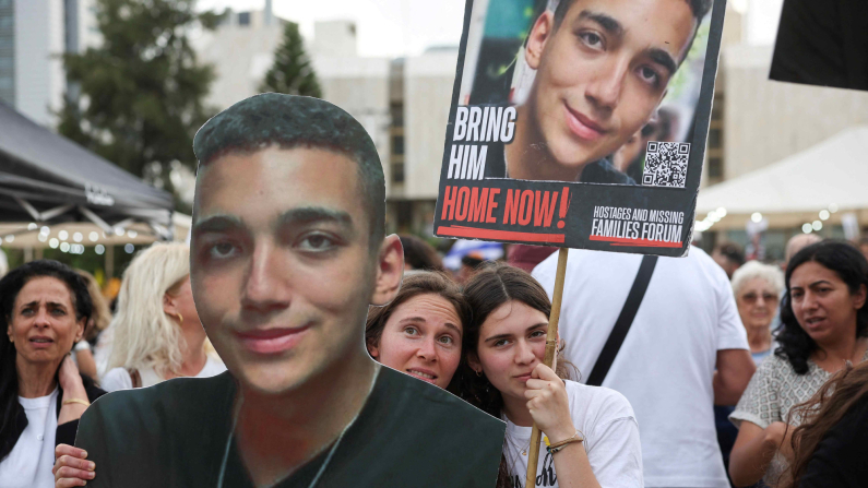 Persone festeggiano il rilascio di Edan Alexander, l'ostaggio israeliano-americano, catturato il 7 ottobre a a Gaza. REUTERS/Ronen Zvulun