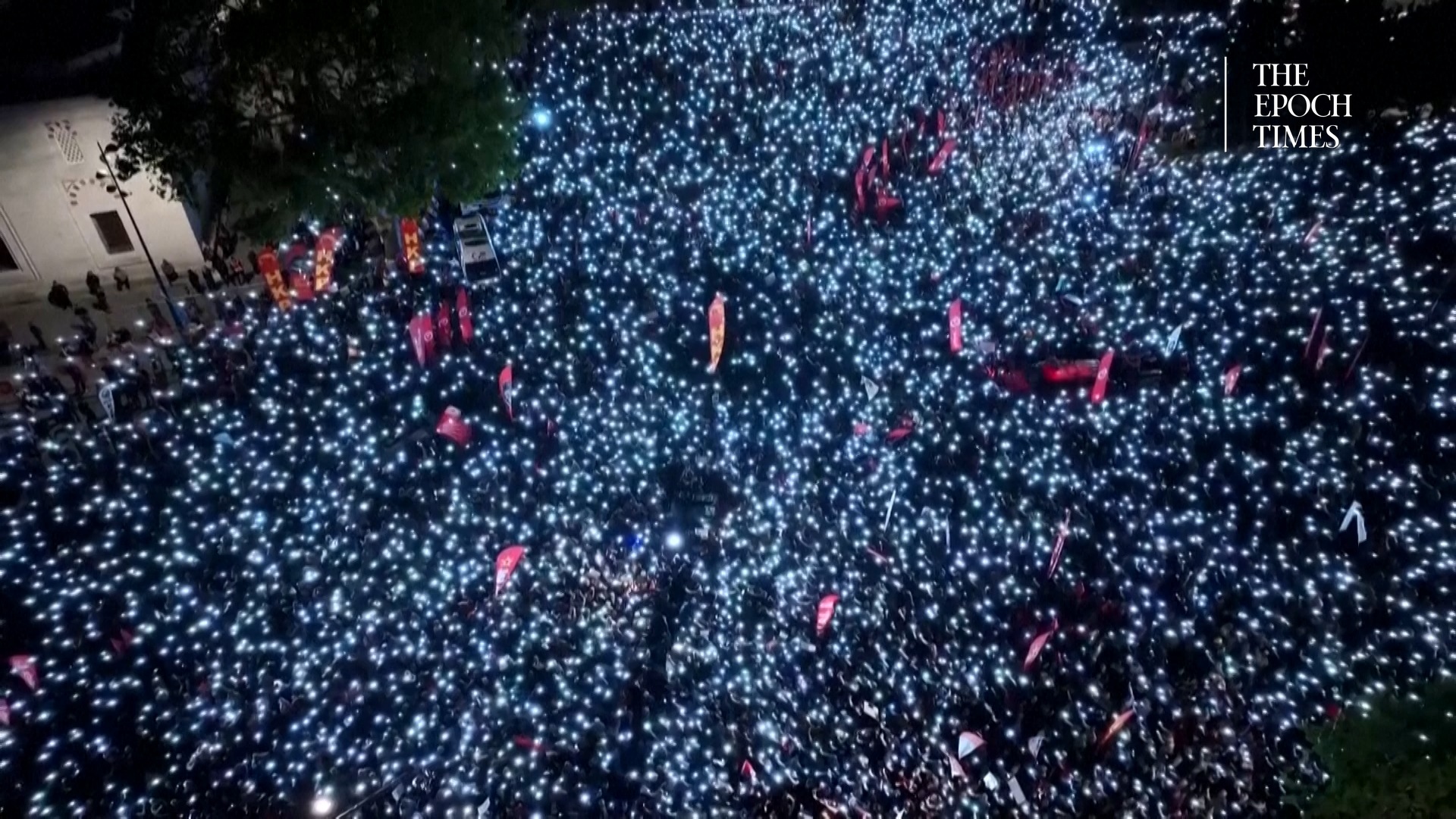 Migliaia di sostenitori dell’opposizione turca a Istanbul contro l’arresto del sindaco