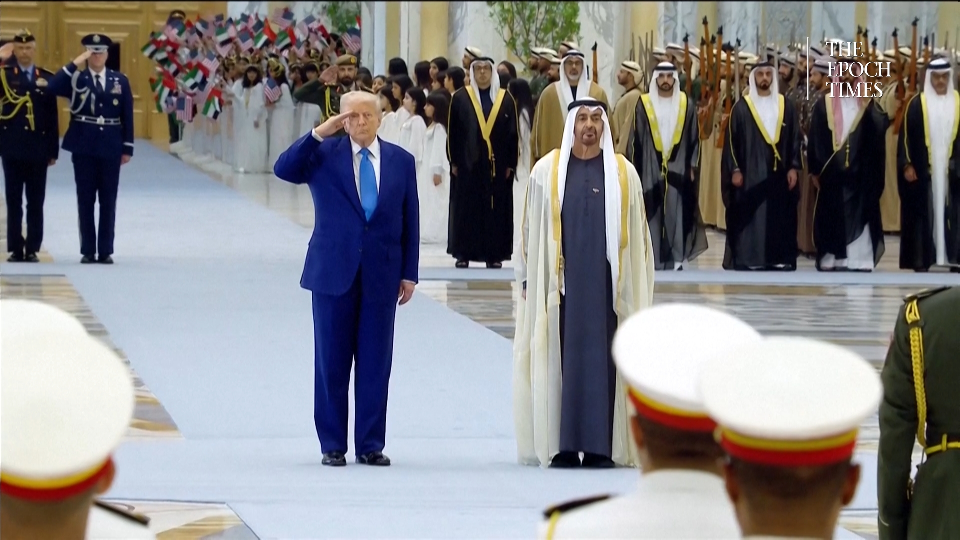 Ad Abu Dhabi sfarzosa cerimonia di benvenuto per Trump
