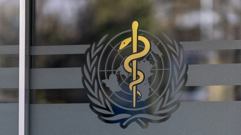 Il logo dell'Organizzazione Mondiale della Sanità nella sede centrale dell'OMS a Ginevra, Svizzera, 28 gennaio 2025. (REUTERS/Denis Balibouse)
