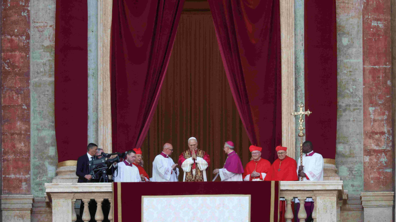 Il neoeletto Papa Leone XIV, il cardinale statunitense Robert F. Prevost, appare sul balcone della Basilica di San Pietro in Vaticano, l'8 maggio 2025. REUTERS/HANNAH MCKAY