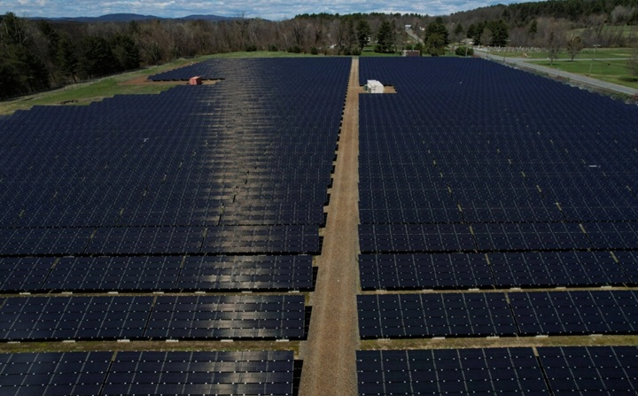 Pannelli solari installati in occasione della Giornata della Terra a Northfield, Massachusetts, il 22 aprile 2022. Foto: Brian Snyder/Reuters