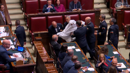 Depuato Magi vestito da fantasma viene espulso dalla Camera