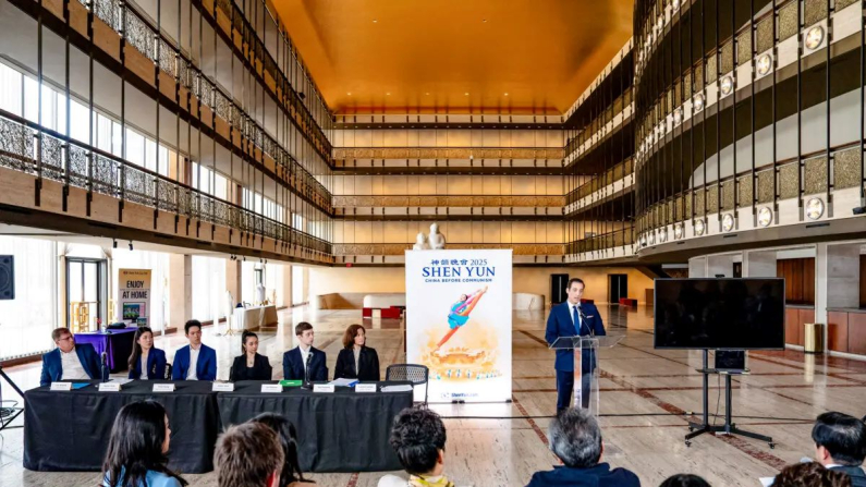 Il presentatore di Shen Yun, Leeshai Lemish, interviene durante una conferenza stampa per denunciare le attività di repressione transnazionale del Partito Comunista Cinese nei confronti della compagnia, tenutasi al Lincoln Center di New York City il 26 marzo 2025. Samira Bouaou/The Epoch Times