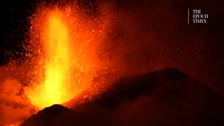 L’Etna erutta in uno spettacolo di fuoco