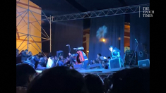 Immagini del crollo di un palco in Perù