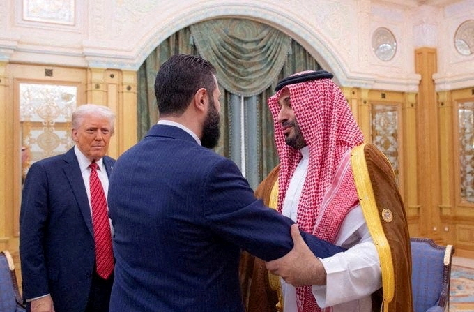 Il presidente siriano Ahmed al-Sharaa incontra il presidente degli Stati Uniti Donald Trump e il principe ereditario saudita Mohammed Bin Salman a Riyadh, in Arabia Saudita, il 14 maggio 2025. Saudi Press Agency/tramite REUTERS