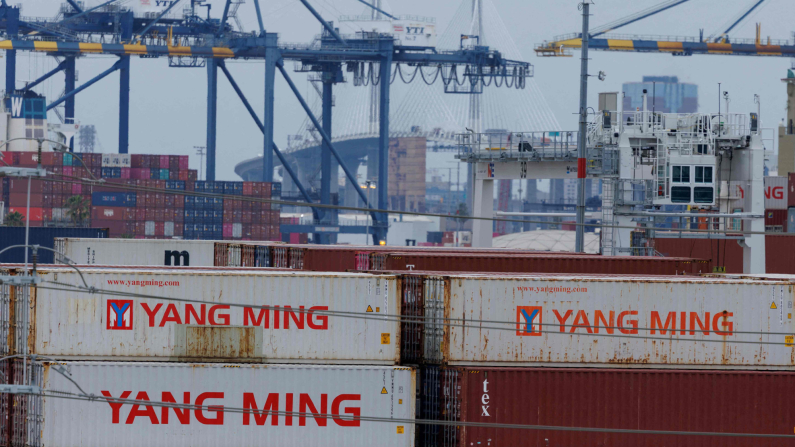 FOTO D'ARCHIVIO: Container provenienti dalla Cina nel porto di Los Angeles, a San Pedro, California, Stati Uniti, 1 maggio 2025. REUTERS/Mike Blake/Foto d'archivio