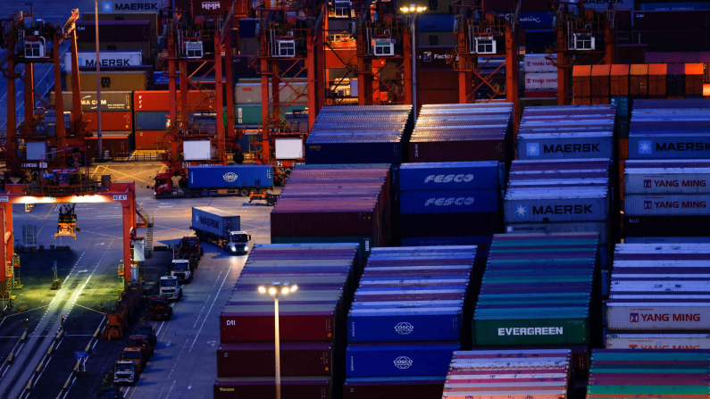 Un camion che trasporta container si muove nel porto di Yantian a Shenzhen, provincia del Guangdong, Cina, 9 maggio 2025. REUTERS/Tingshu Wang/Foto d'archivio