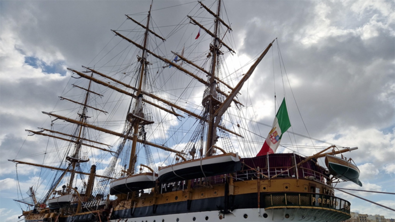 L'equipaggio dell'Amerigo Vespucci ha osservato un minuto di silenzio alle 10 in punto nella Grand Harbour della Valletta, a Malta, rispettando le disposizioni sul lutto nazionale proclamato dal Governo Meloni.Malta 26 aprile 2025 MARCO GALDI/UFFICIO STAMPA MARINA MILITARE -NPK