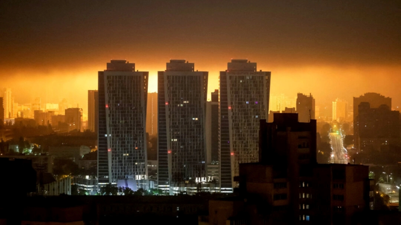 L'esplosione di un drone illumina il cielo della città durante un attacco di droni russi a Kiev, in Ucraina, il 25 maggio 2025. Gleb Garanich/Reuters