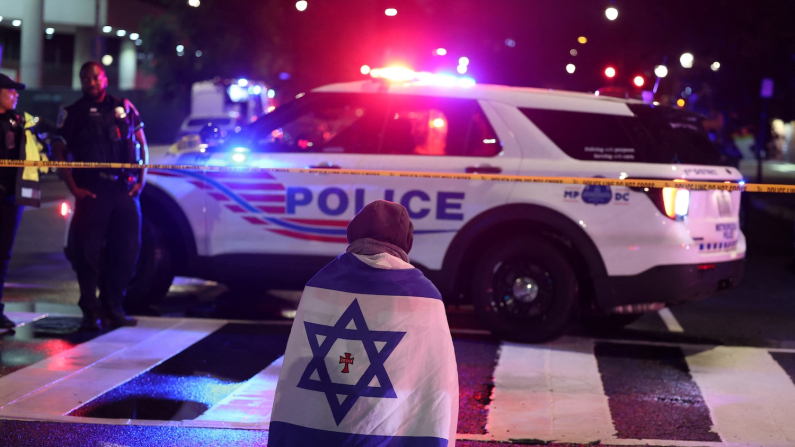 La scena del crimine, di fronte al Capital Jewish Museum di Washington, 21 maggio 2025 (foto: REUTERS/Jonathan Ernst).