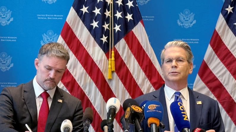 Il ministro del Tesoro degli Stati Uniti Scott Bessent e il Rappresentante per il Commercio degli Stati Uniti Jamieson Greer alla conferenza stampa dopo i colloqui commerciali con la Cina a Ginevra, il 12 maggio 2025 (foto: REUTERS/Olivia Le Poidevin).