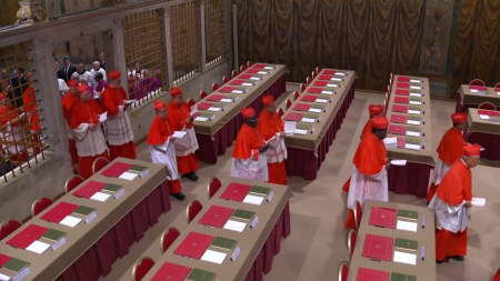 I cardinali entrano nella Cappella Sistina per l’inizio del conclave