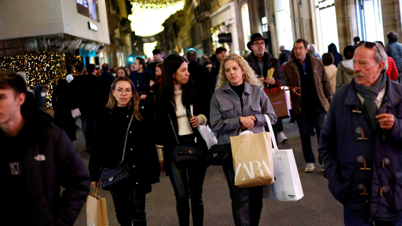 Passanti lungo una via dello shopping a Roma, Italia. REUTERS/Guglielmo Mangiapane/Foto d'archivio