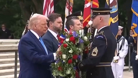 Trump rende omaggio ai militari caduti nel Giorno della Memoria