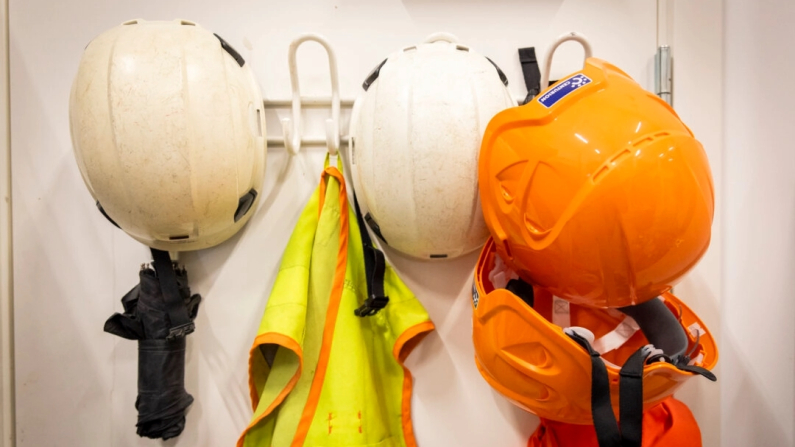 Gli equipaggi della X-Ploration Services preparano le attrezzature per le operazioni minerarie a Nuuk, in Groenlandia, il 4 maggio 2025. John Fredricks/The Epoch Times