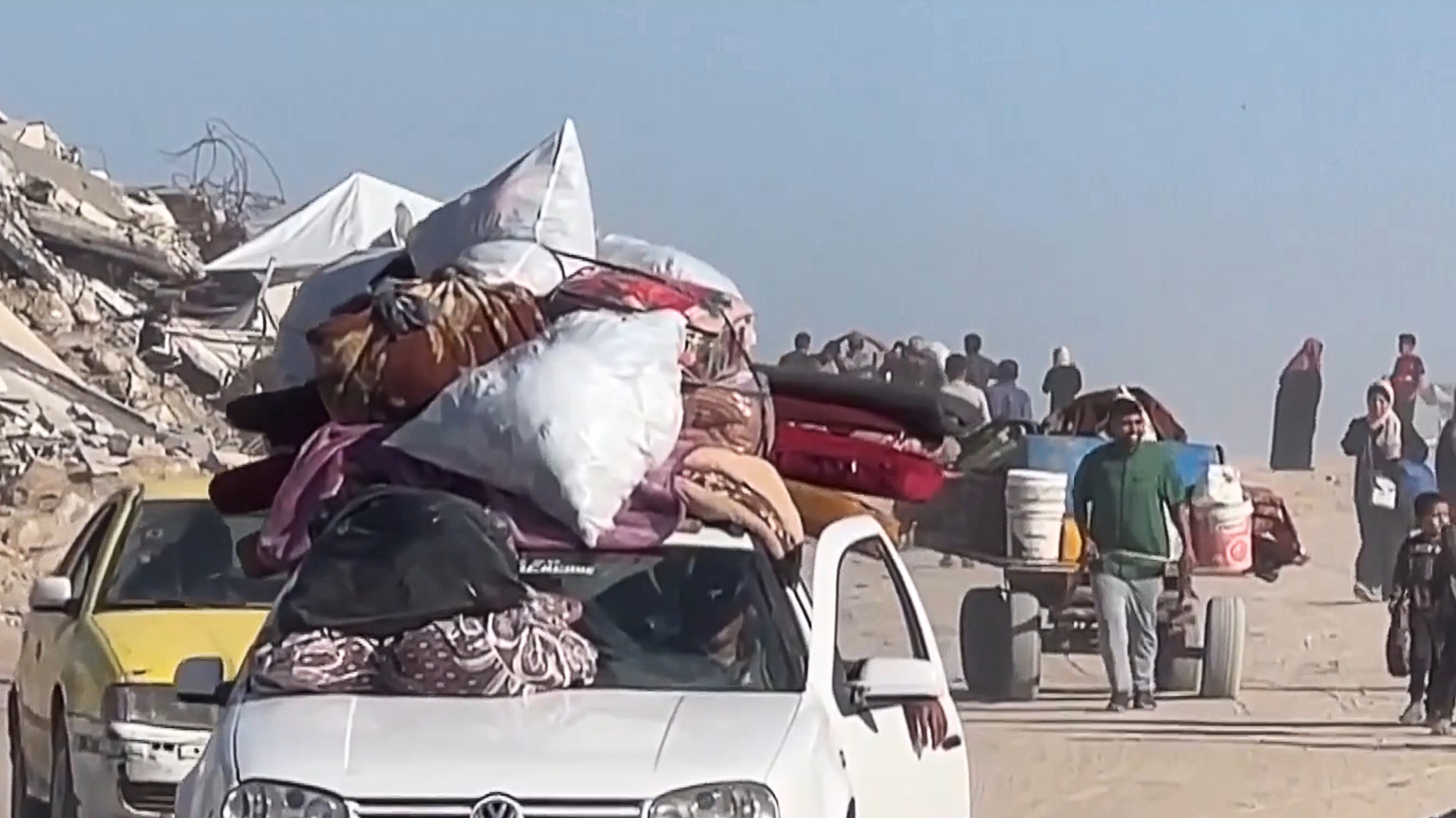 Migliaia di palestinesi evacuano da Gaza