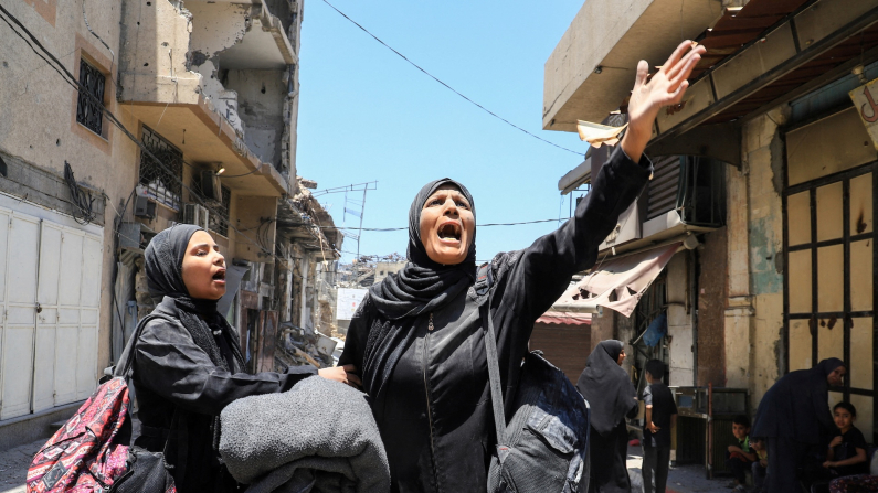 Civili palestinesi in preda alla disperazione, Gaza City, 30 maggio 2025 (foto: REUTERS/Ebrahim Hajjaj)