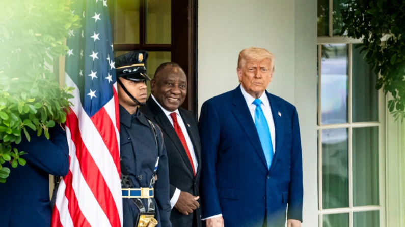 Il presidente Trump saluta il presidente sudafricano Cyril Ramaphosa alla Casa Bianca il 21 maggio 2025. (Madalina Vasiliu/The Epoch Times)
