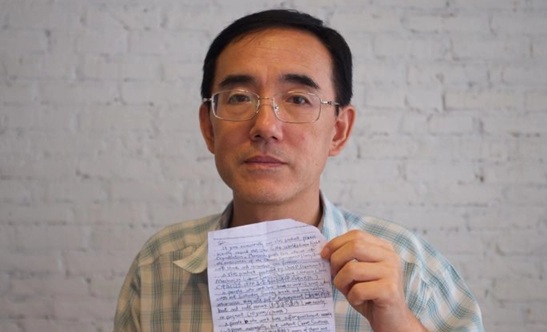 Sun Yi tiene in mano la lettera di SOS che ha scritto, che ha fatto il giro del mondo per poi tornare a lui. Per gentile concessione di Flying Cloud 