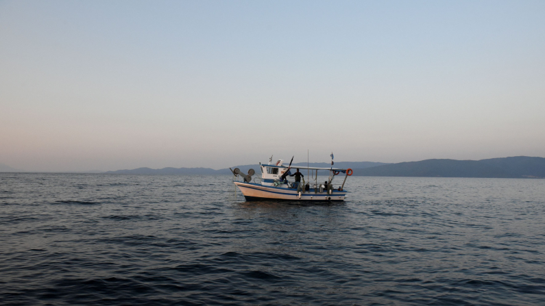 Una barca da pesca naviga vicino alle coste di Asprovalta, Grecia, 12 giugno 2018. REUTERS/Alexandros Avramidis/File Photo